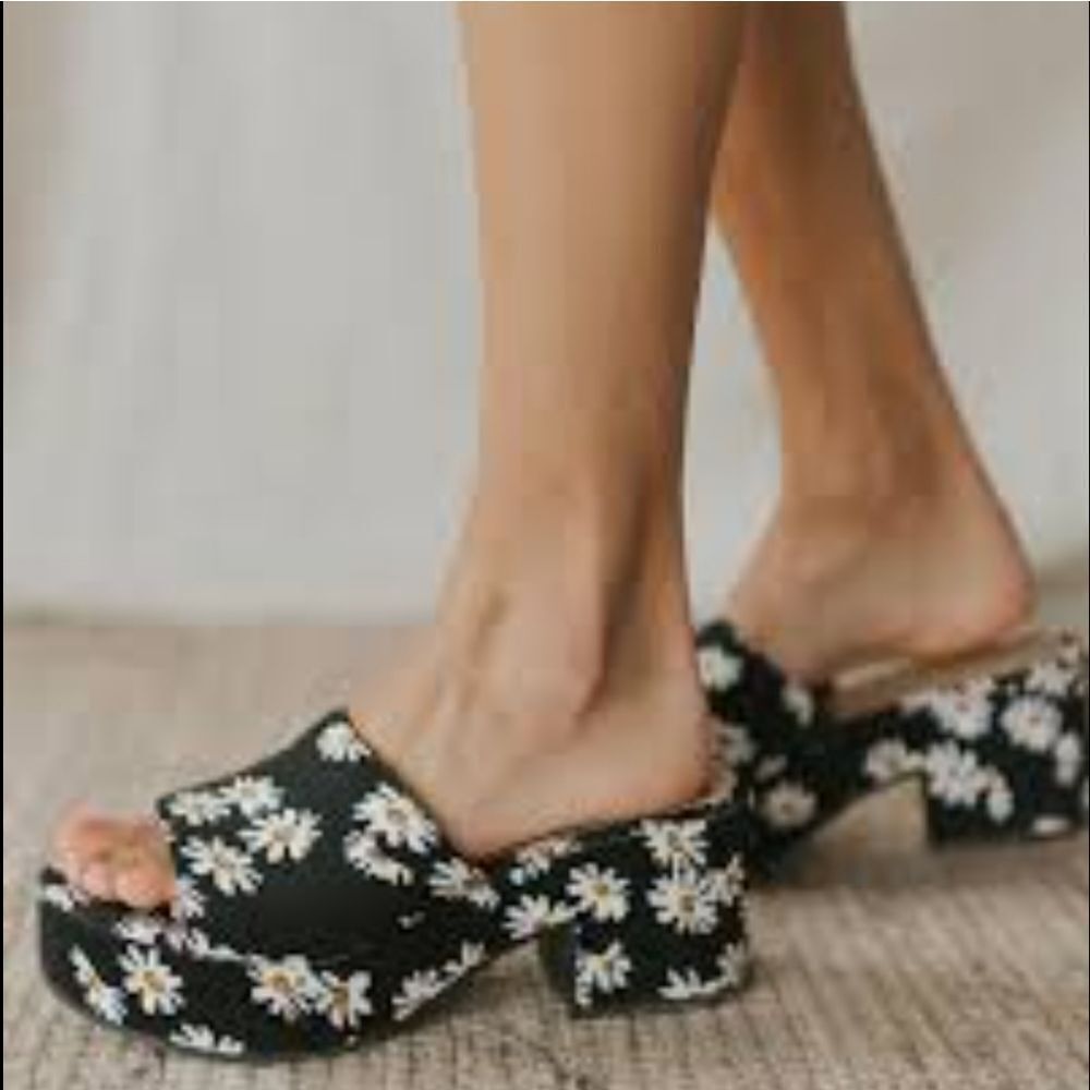 BRAND NEW BAMBOO NICHE-16 DAISY'S FLORAL EMBROIDERED DESIGN PLATFORM SANDAL